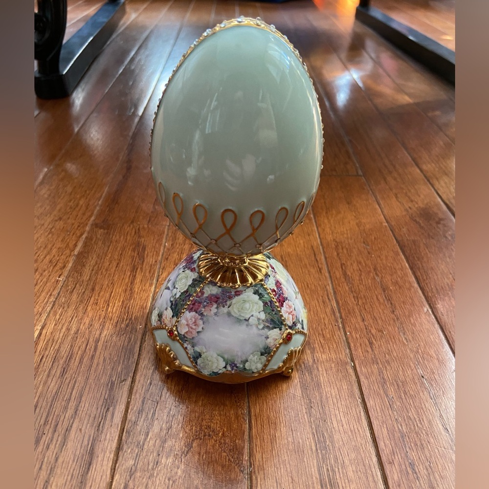 Musical Egg, Garden Glory, by Lena Liu, Playing On the Wings of Love.  C7649